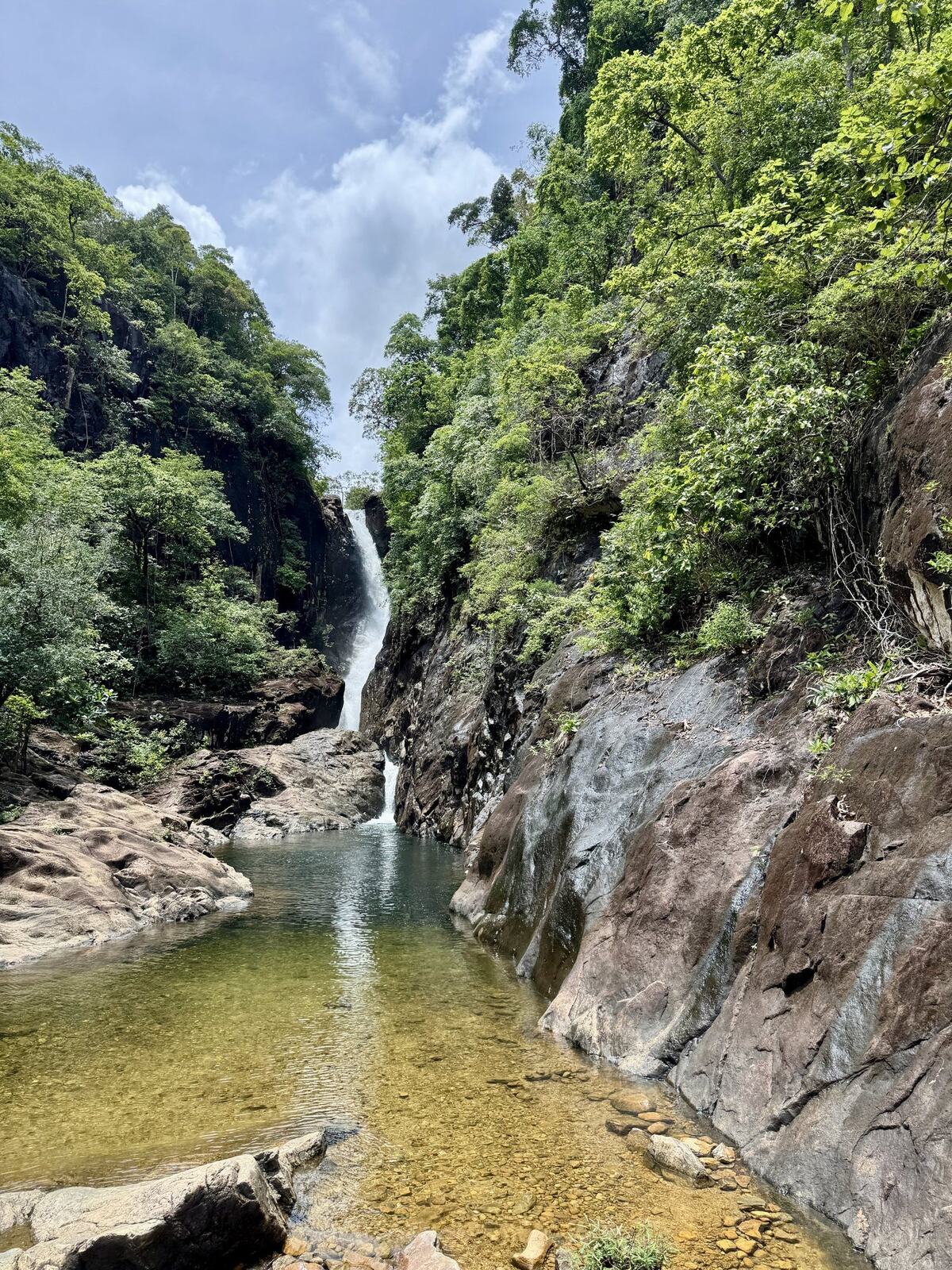 Cascade en montagne